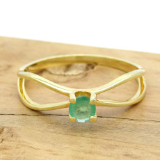 Anel Solitário com Esmeralda, em Ouro Amarelo 18 Kilates